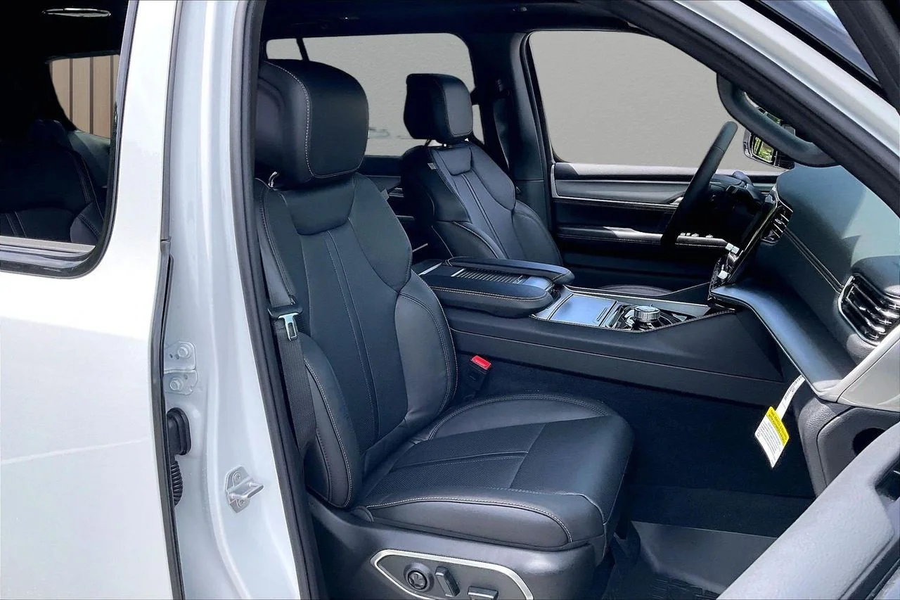 New 2026 Bright White Clear-Coat Exterior Paint Jeep  image 24