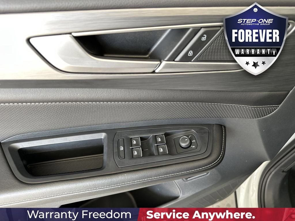 Used 2025  Volkswagen 2.0T SE w/Technology image 12