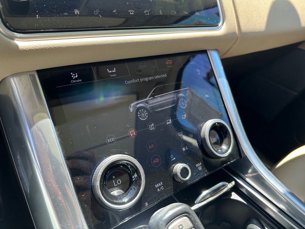Used 2019 White Land Rover HSE image 4
