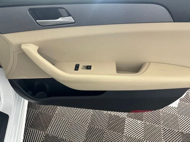 Used 2019 White Hyundai SE image 23