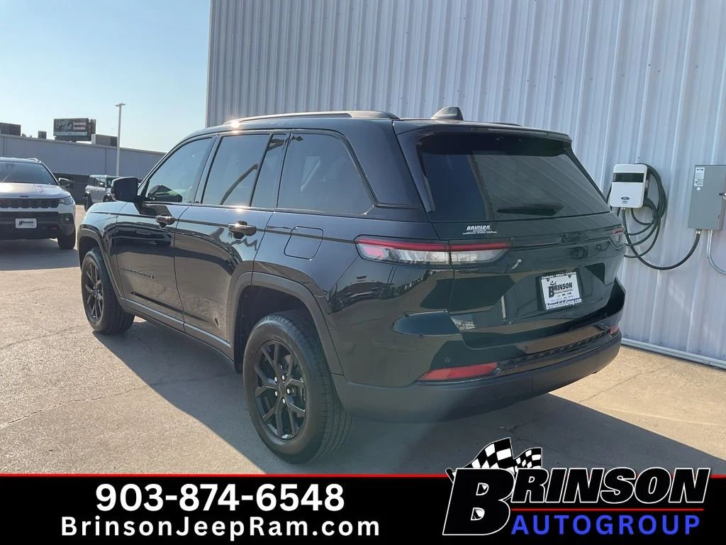 Used 2024 Diamond Black Crystal Pearlcoat Jeep Altitude image 5