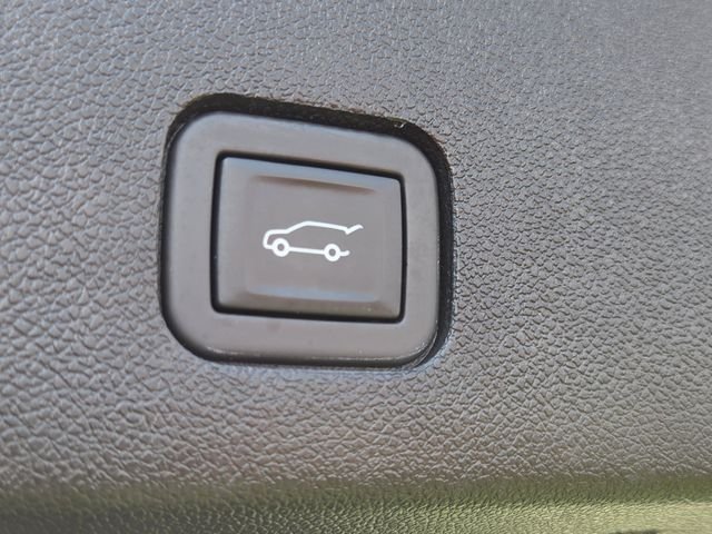 Used 2024  Cadillac Sport image 18