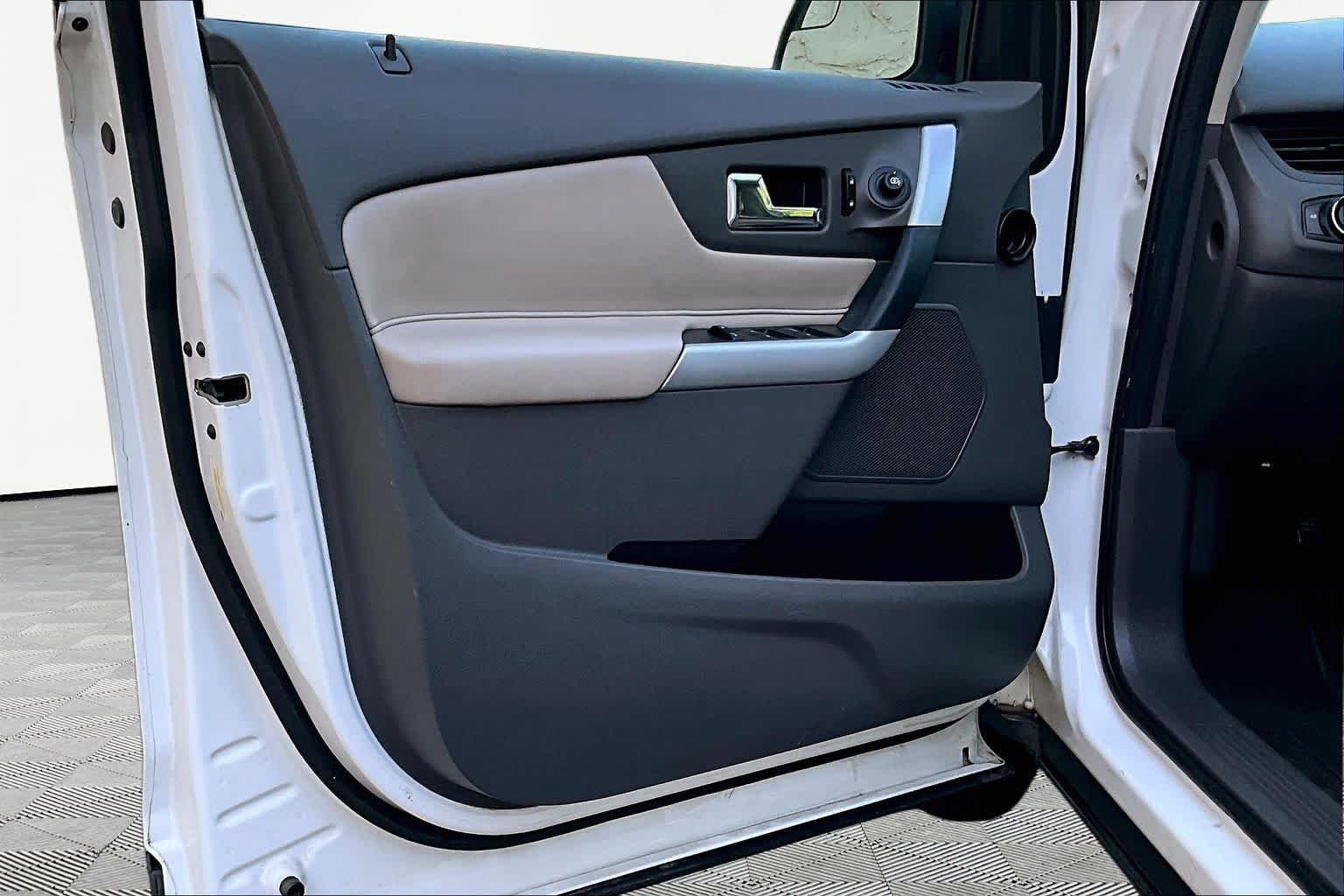 Used 2013 White Suede Ford SE image 22