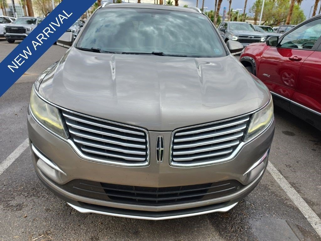 Used 2017 Ingot Silver Metallic Lincoln Premiere image 11