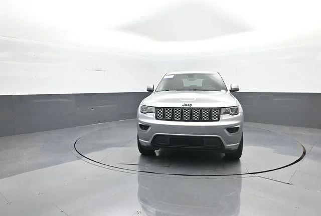 Used 2020 Silver Jeep Altitude image 4