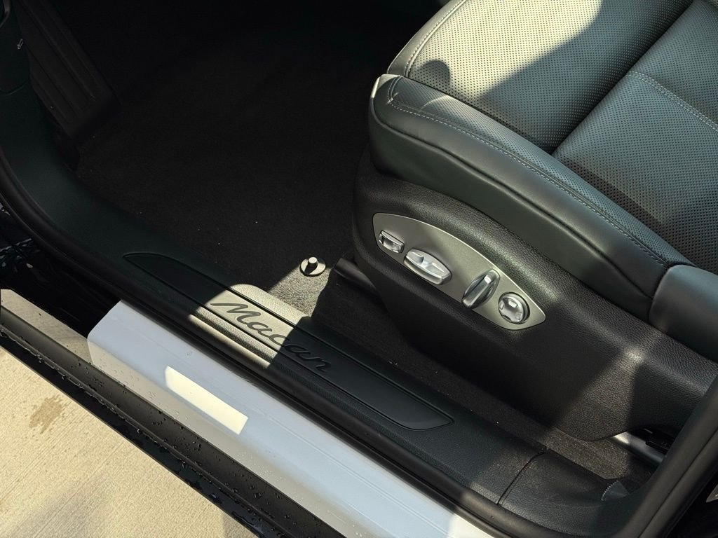 2025 Porsche Macan - Photo 40