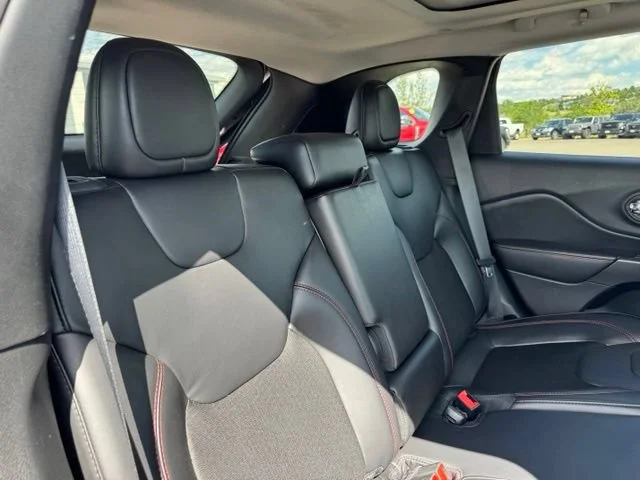 Used 2020 Silver Jeep Trailhawk 4x4 image 23
