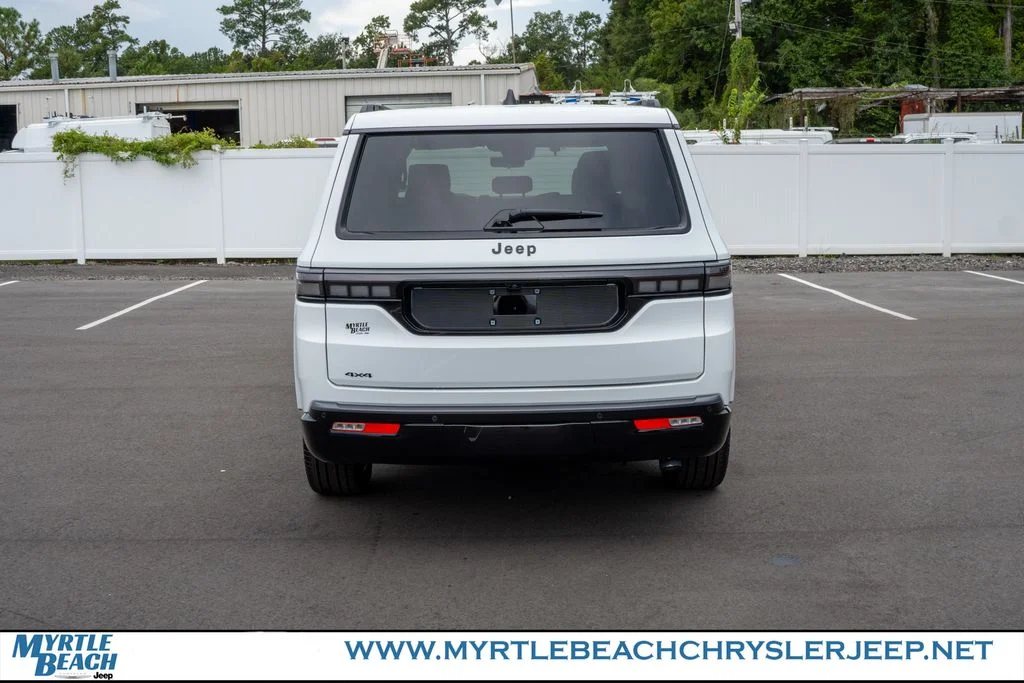 New 2026 Bright White Clear-Coat Exterior Paint Jeep Summit Reserve image 4