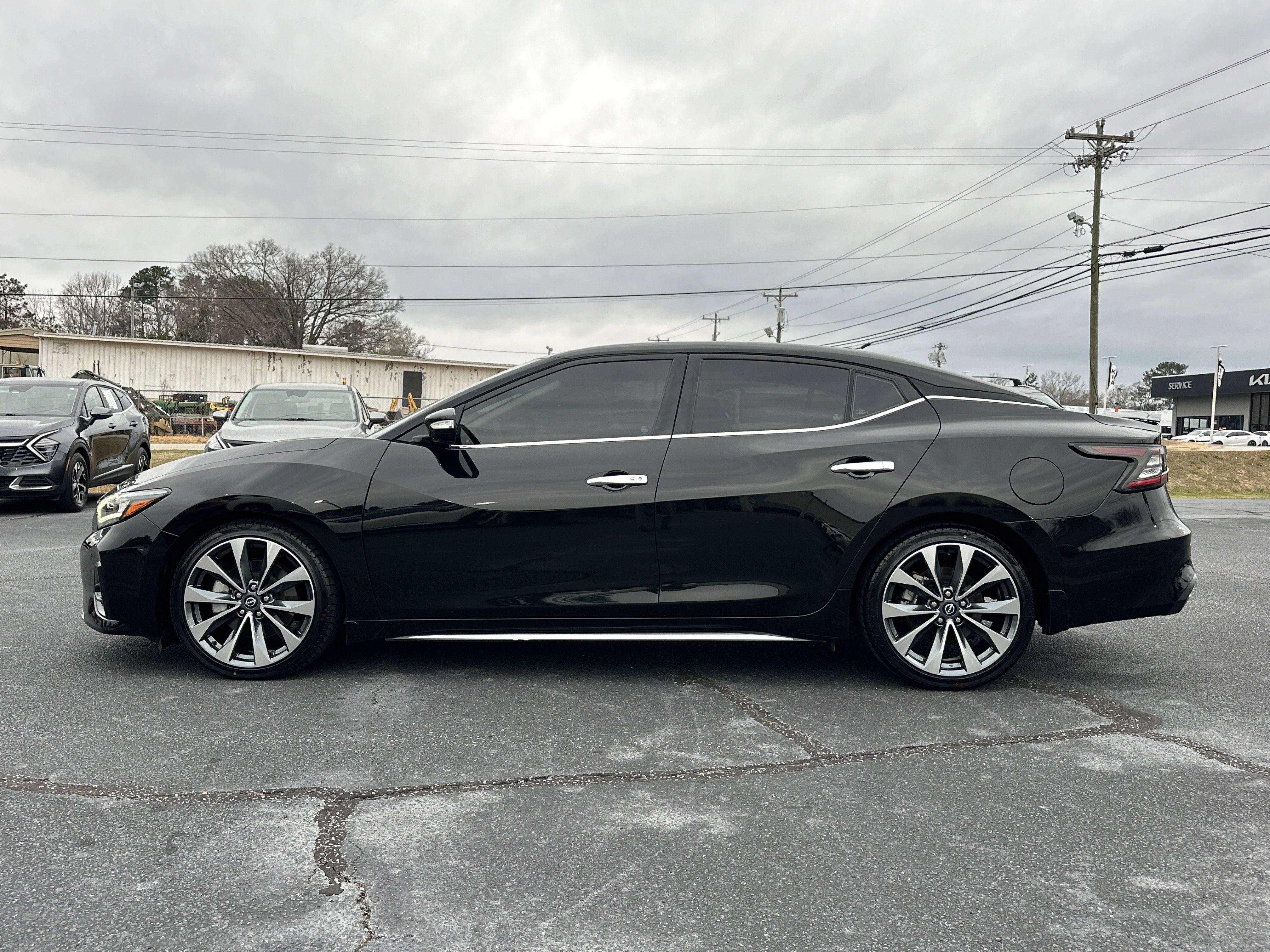 Used 2023 Super Black Nissan Platinum image 5