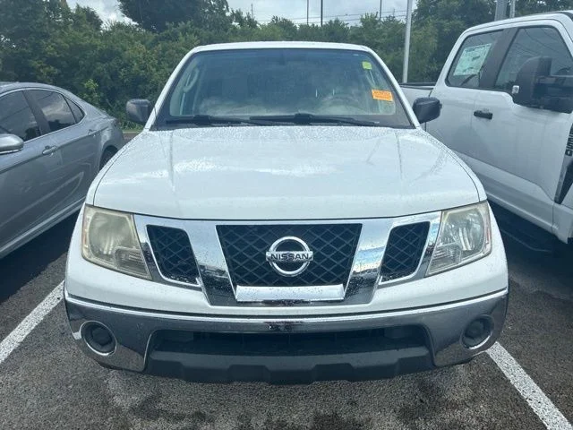 Used 2010 Avalanche Nissan SE image 2