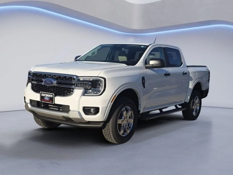 New 2025 Oxford White Ford XLT image 6
