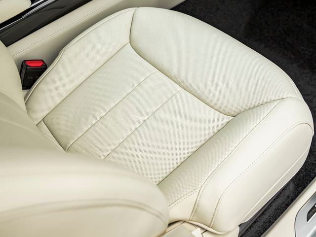New 2026 Ostuni Pearl White LAND ROVER SE 7 Seats image 32