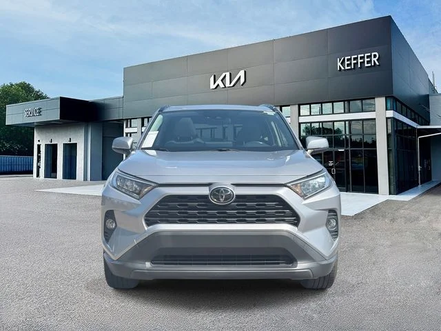 Used 2019 Silver Toyota XLE Premium image 3