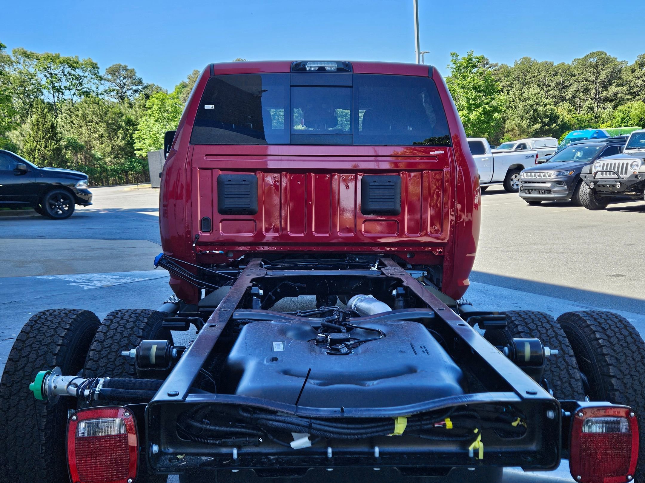 New 2026 Molten Red Pearl-Coat Exterior Paint RAM Tradesman image 25