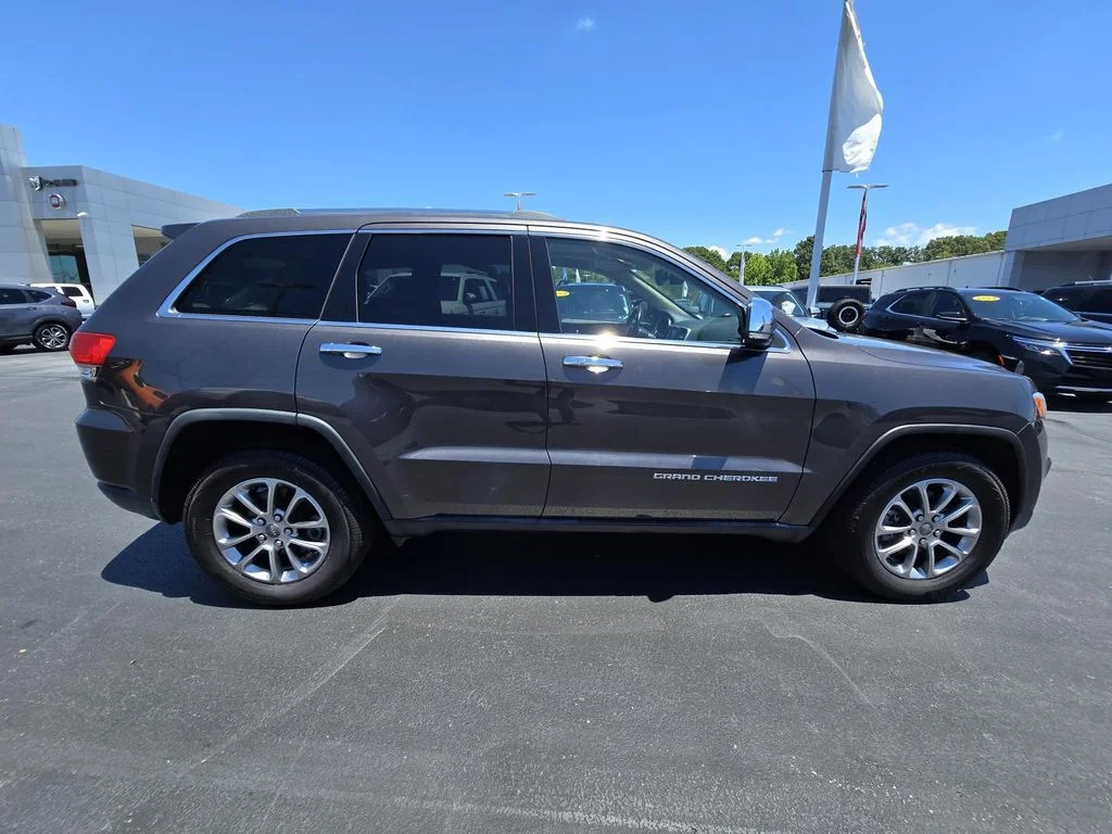 Used 2015 Granite Crystal Metallic Clearcoat Jeep Limited image 4