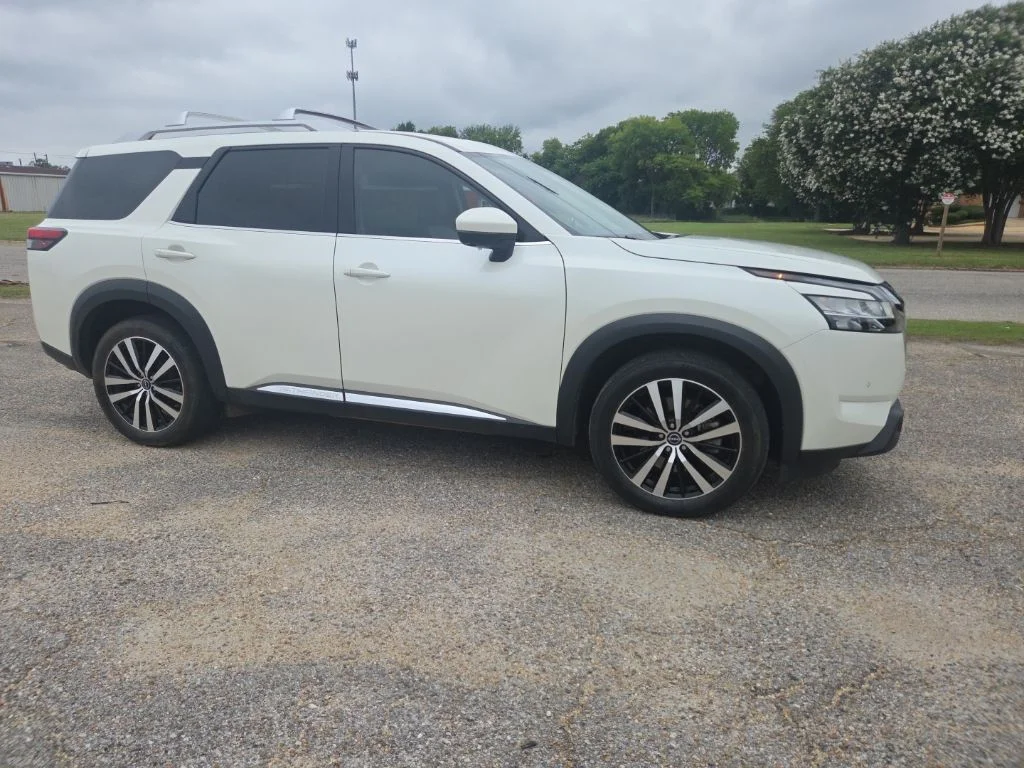 Used 2023 White Nissan Platinum image 11