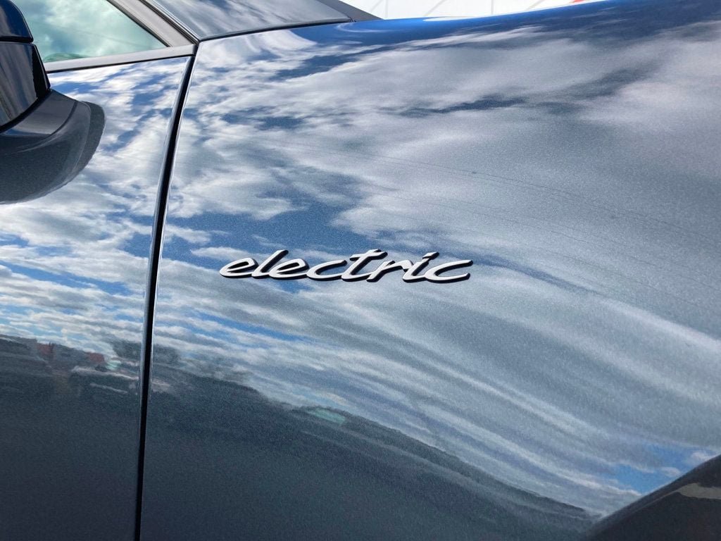 2025 Porsche Macan Turbo Electric - Photo 29