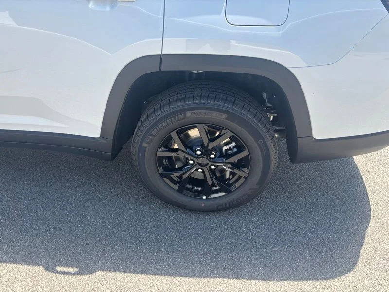 New 2026 Bright White Clear-Coat Exterior Paint Jeep Altitude image 45