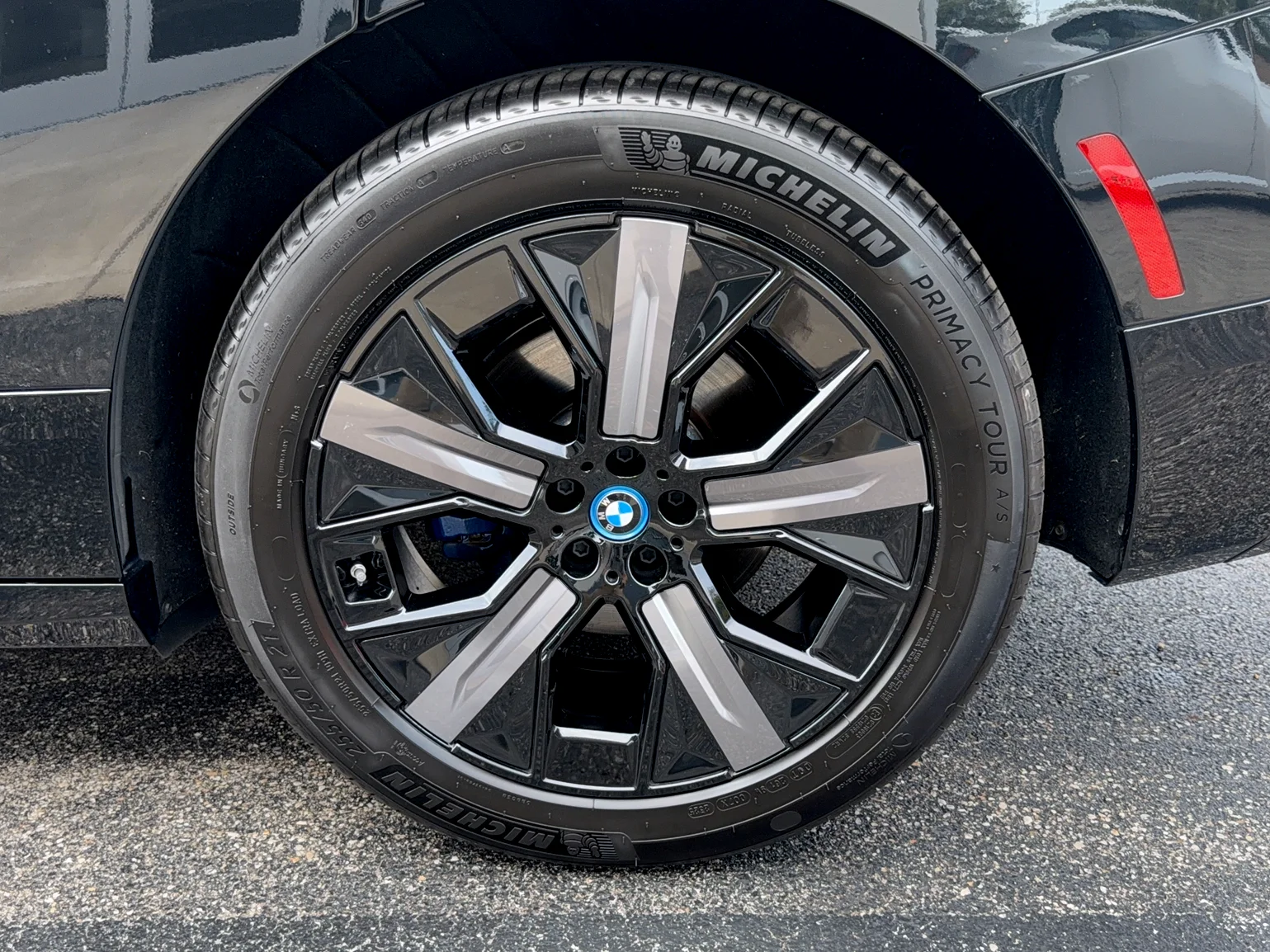 Certified Used 2024 Black Sapphire Metallic BMW xDrive50 image 28