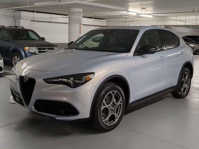 New 2025 Moonlight Gray Metallic Exterior Paint Alfa Romeo  image 3