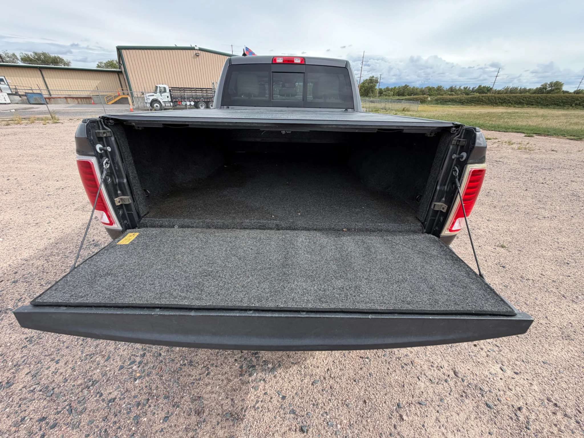 Used 2016 Granite Crystal Metallic Clearcoat Ram Laramie image 9
