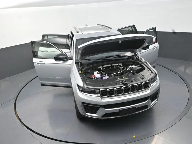 New 2026 Silver Zynith Exterior Paint Jeep Limited image 30