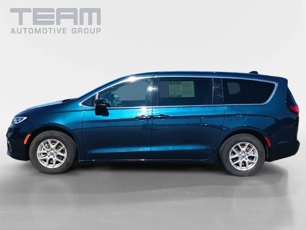 Used 2025 Blue Chrysler Select image 4