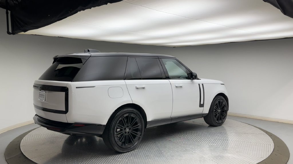 Used 2025  Land Rover SE image 2