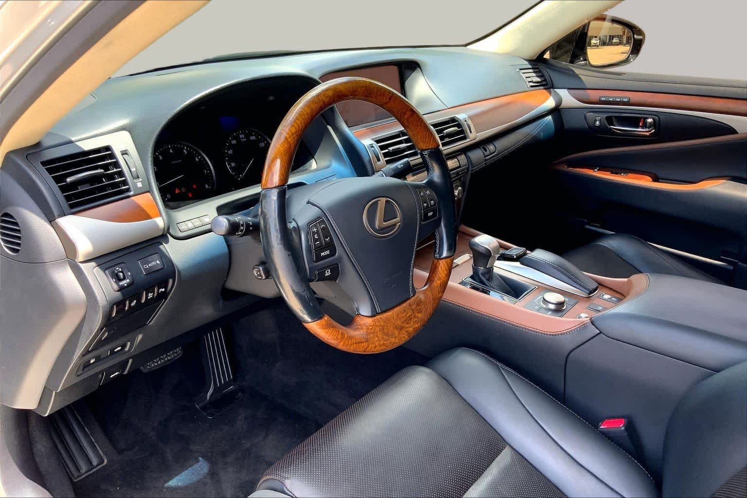 Used 2015 Liquid Platinum Lexus  image 18