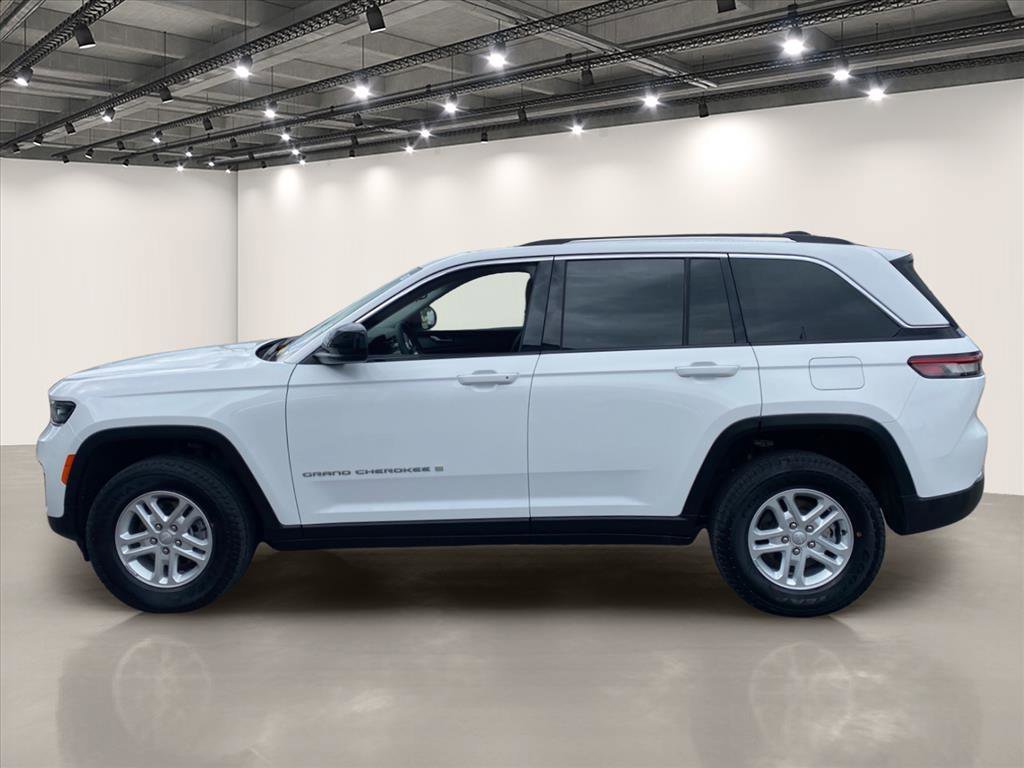 Used 2023 Bright White Clearcoat Jeep Laredo image 4