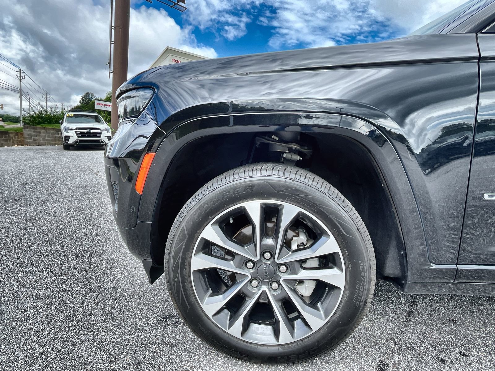 Used 2023 Diamond Black Crystal Pearlcoat Jeep Overland image 13