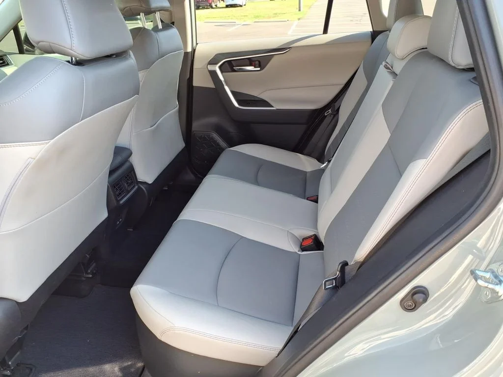 Used 2022 Lunar Toyota XLE Premium image 17