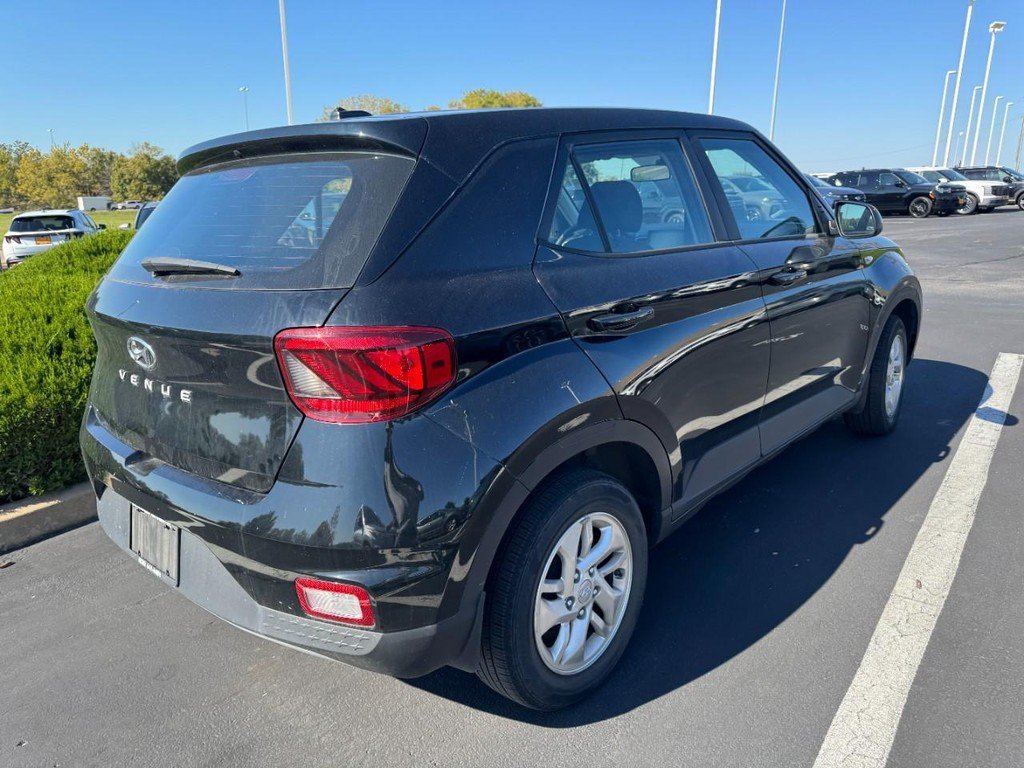 Used 2023 Black Hyundai SE image 3