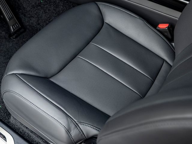 New 2026 Santorini Black Land Rover SE image 15