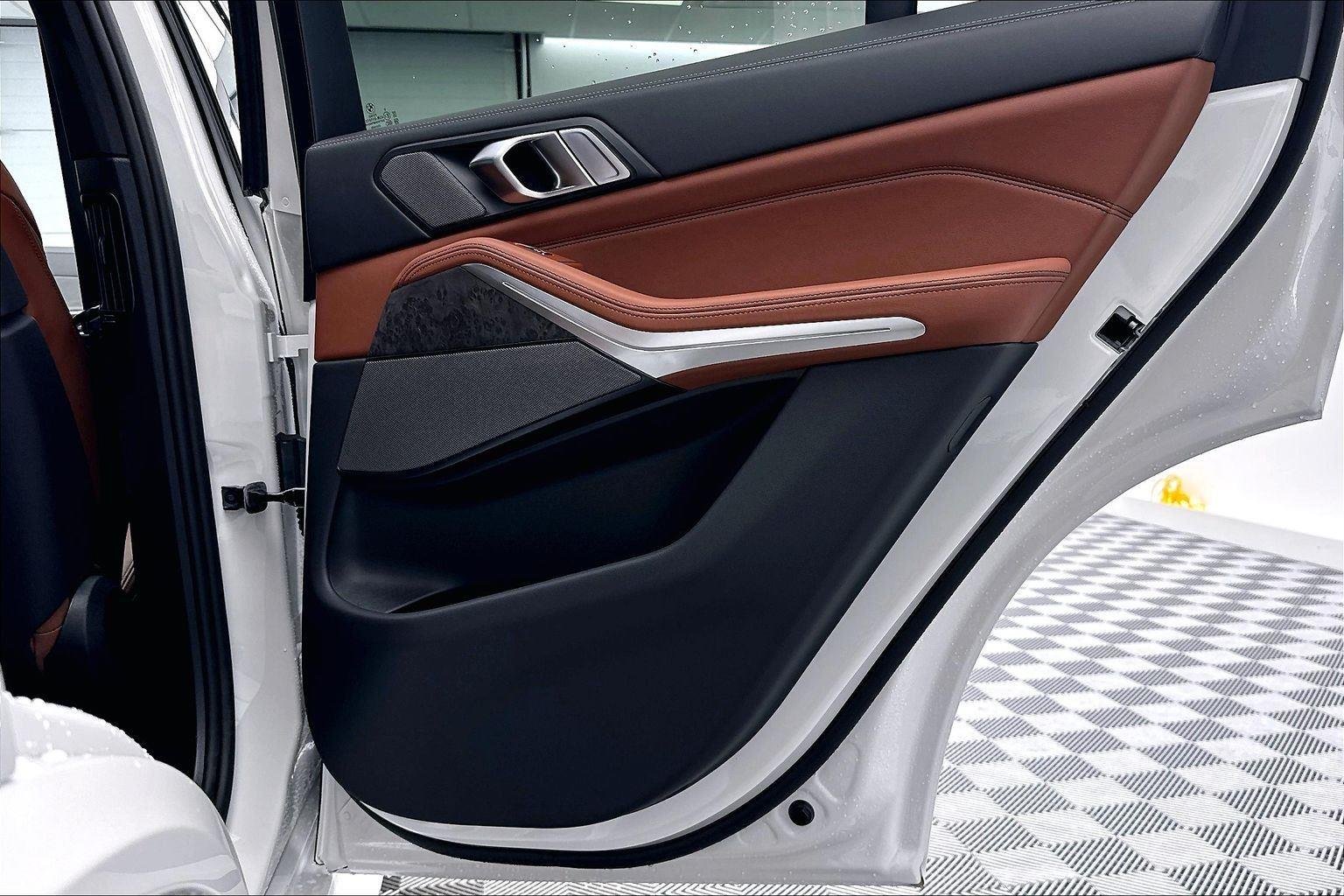 New 2026 Mineral White Metallic BMW xDrive50e image 31
