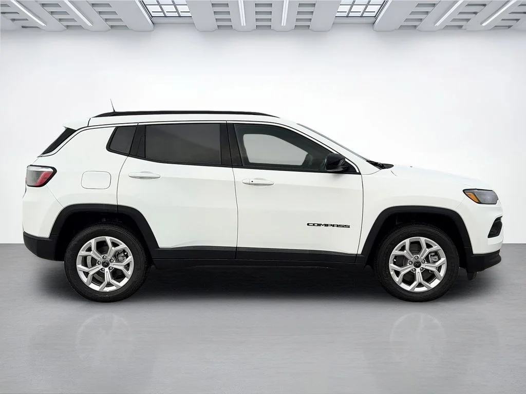 New 2026 Bright White Clearcoat Jeep Latitude image 2