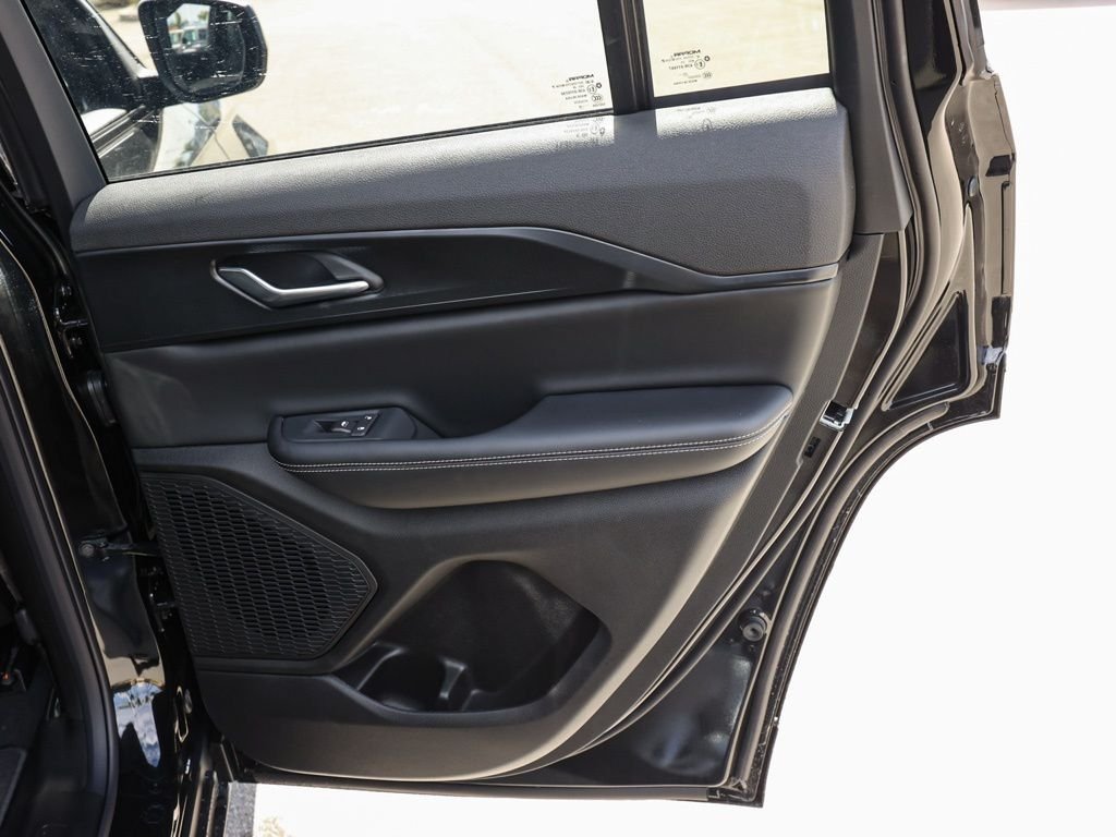 New 2026 Diamond Black Crystal Pearl-Coat Exterior Paint Jeep Laredo X image 18