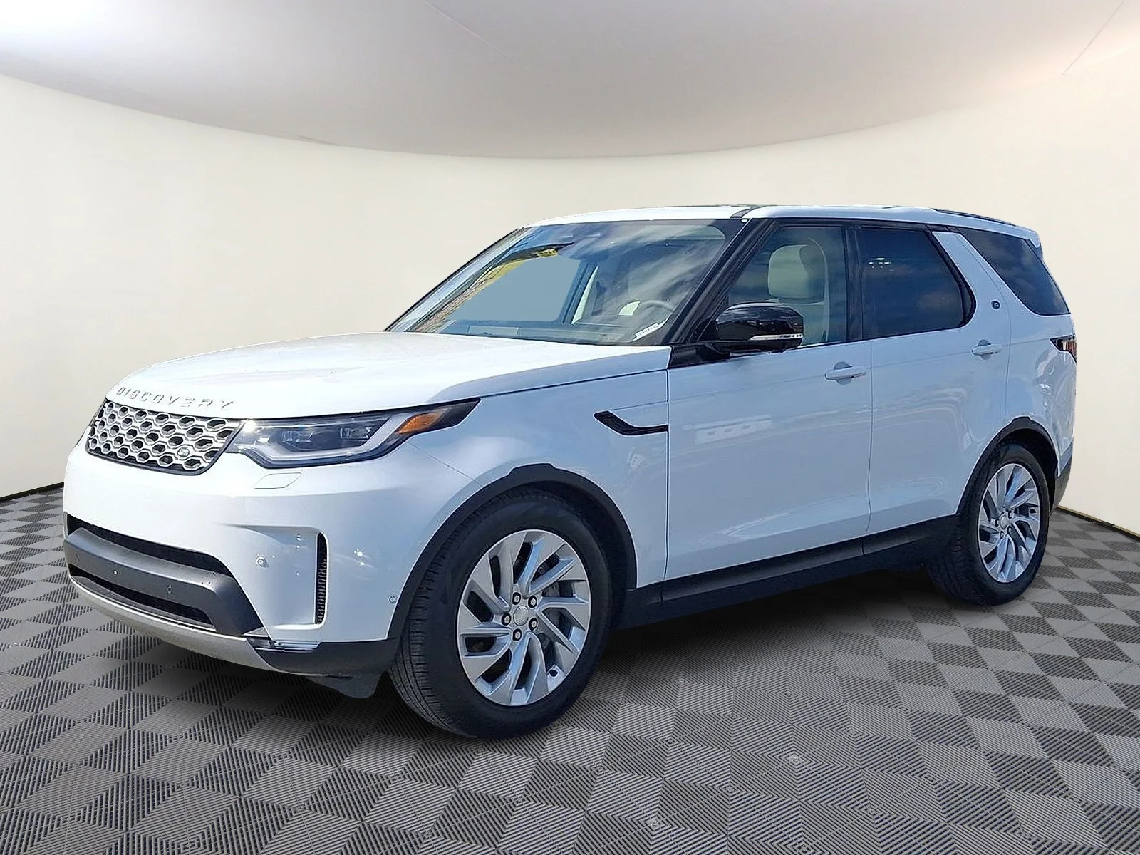 2026 Land Rover Discovery P300 S's photo