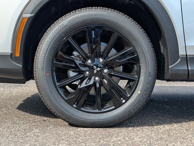New 2026 Alloy Silver Metallic Mitsubishi LE 1.5T S-AWC image 3