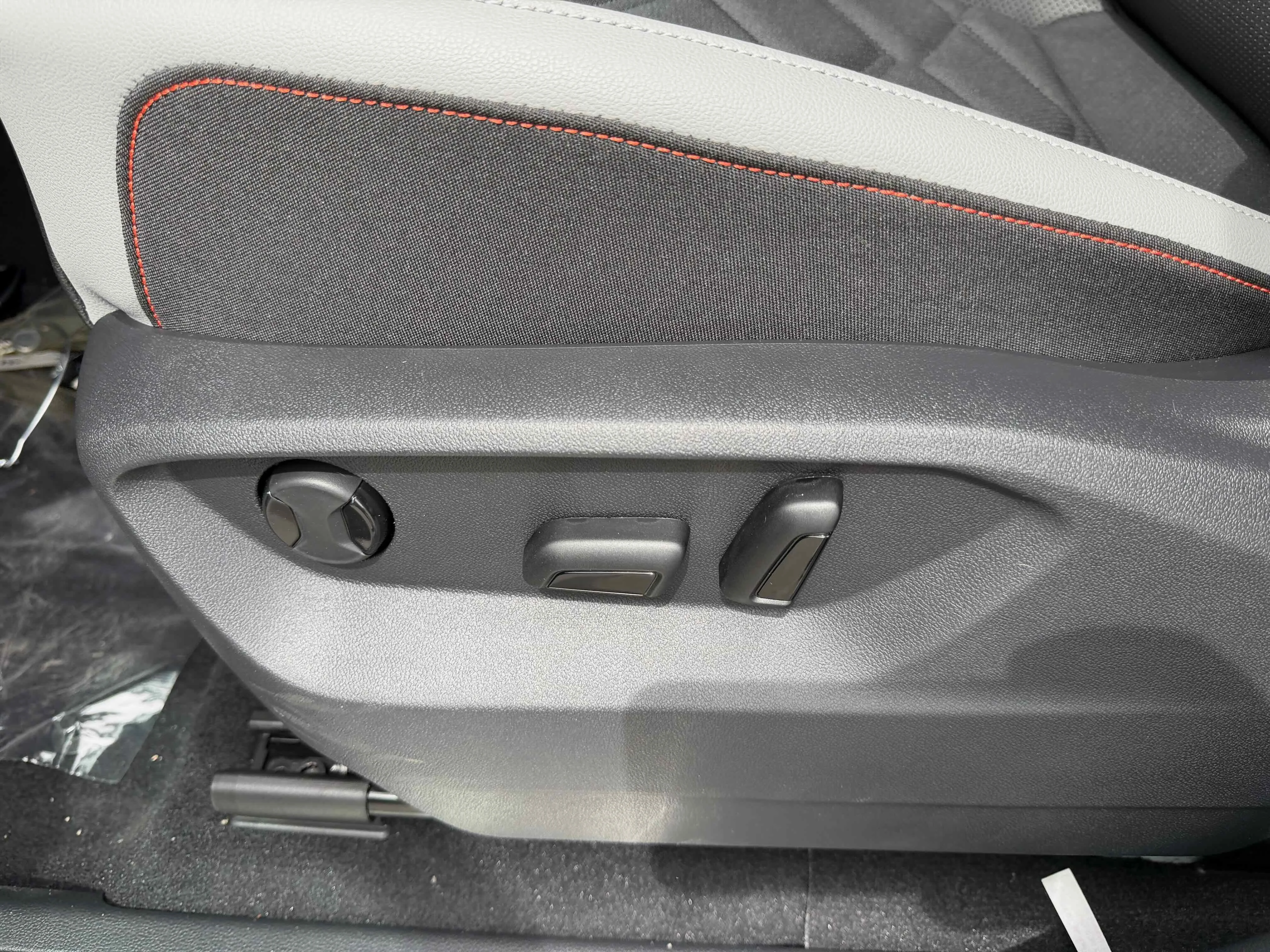 New 2026 Pearl Volkswagen 2.0T Peak Edition image 15