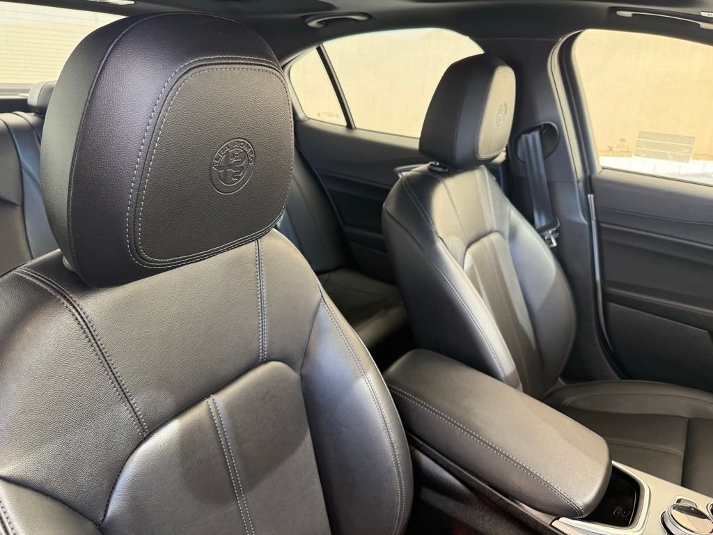 New 2025 Moonlight Gray Metallic Exterior Paint Alfa Romeo Base image 16