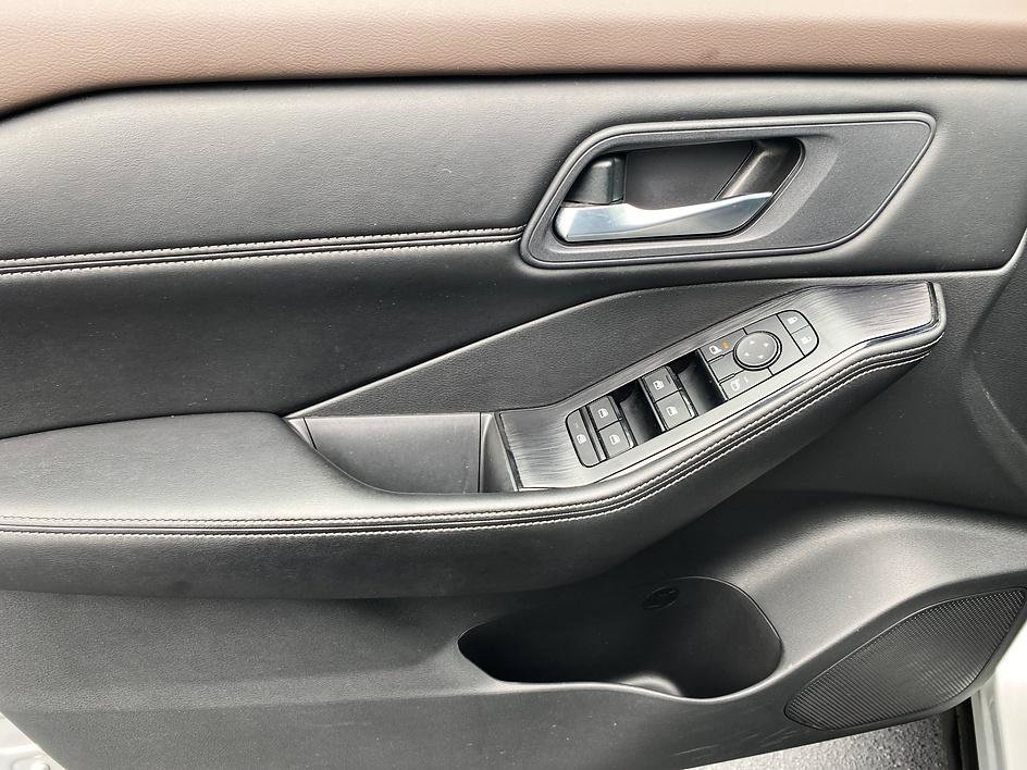 Used 2022 Brilliant Silver Metallic Nissan SV image 9