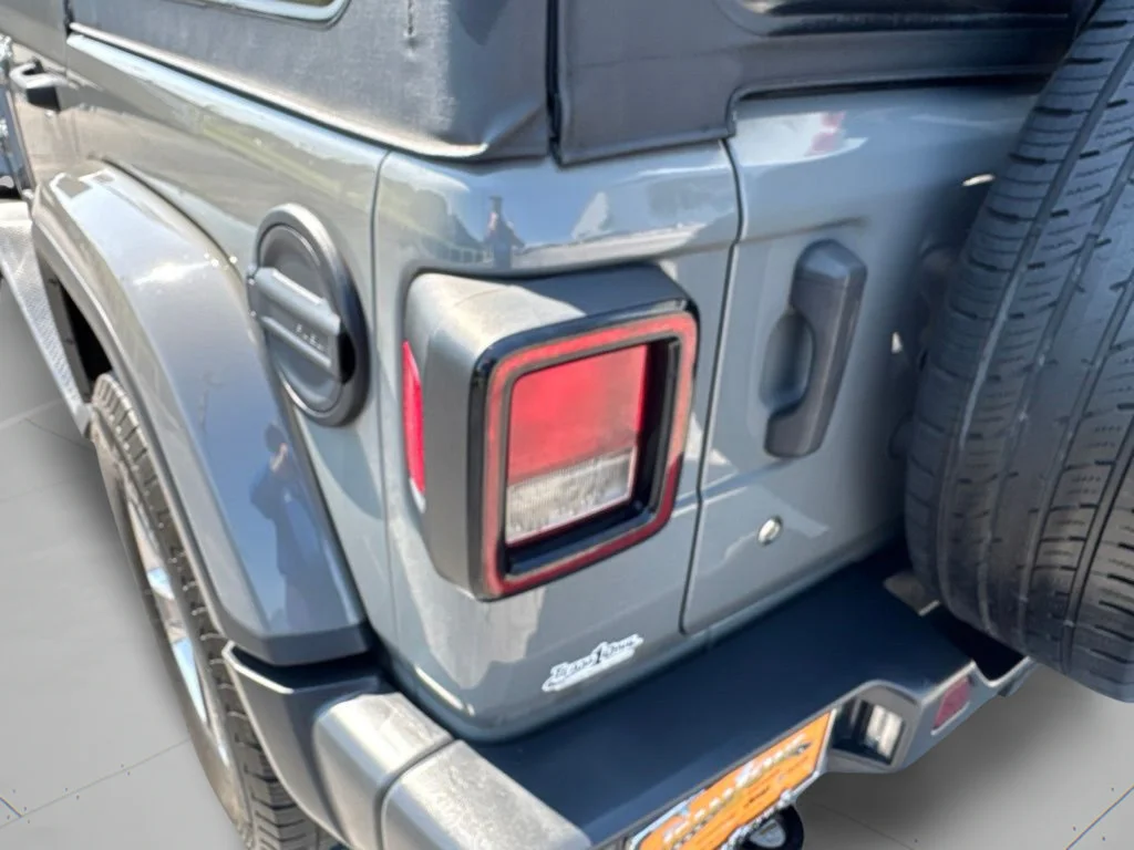 Used 2018 Sting-Gray Clearcoat Jeep Sahara image 29