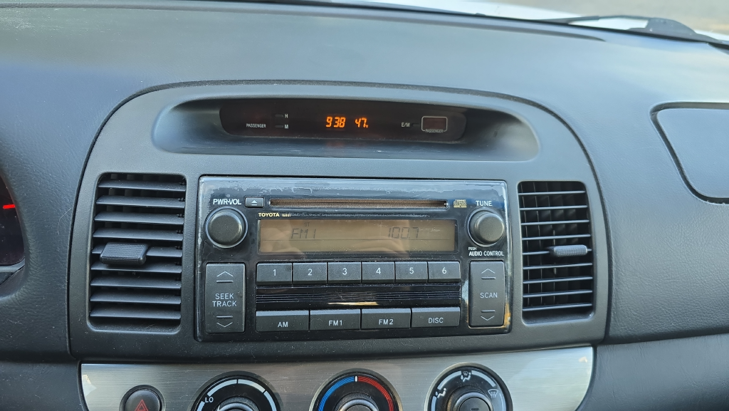Used 2005 White Toyota SE image 14
