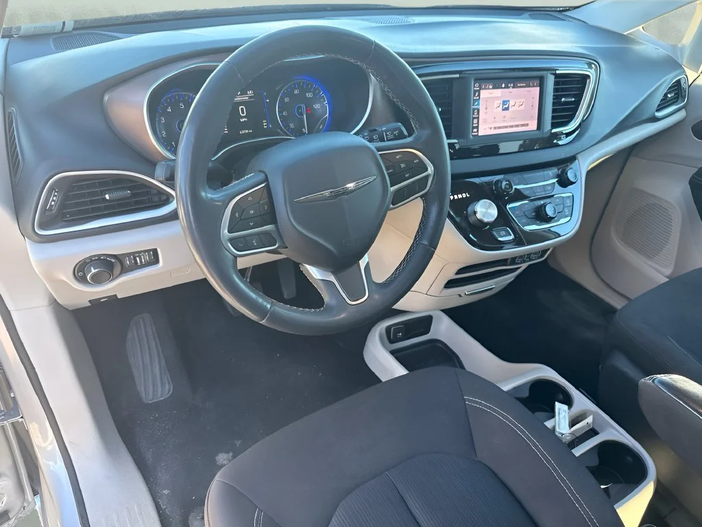 Used 2023 Silver Chrysler LX image 9
