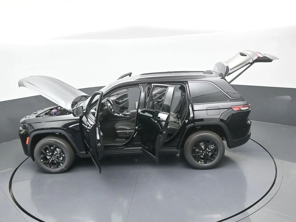 New 2026 Diamond Black Crystal Pearl-Coat Exterior Paint Jeep Altitude image 49