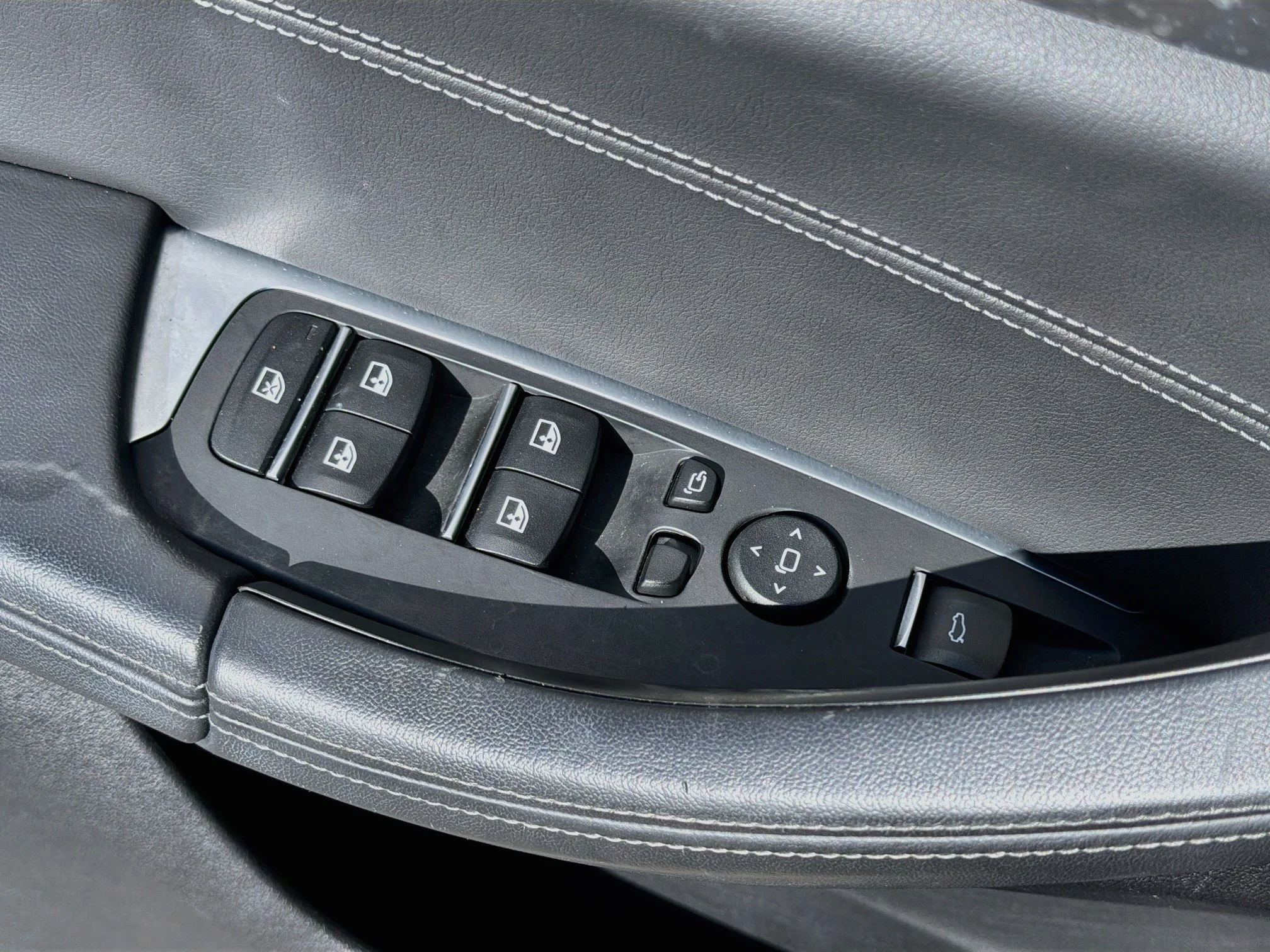 Used 2023 Toronto Red Metallic BMW M image 23