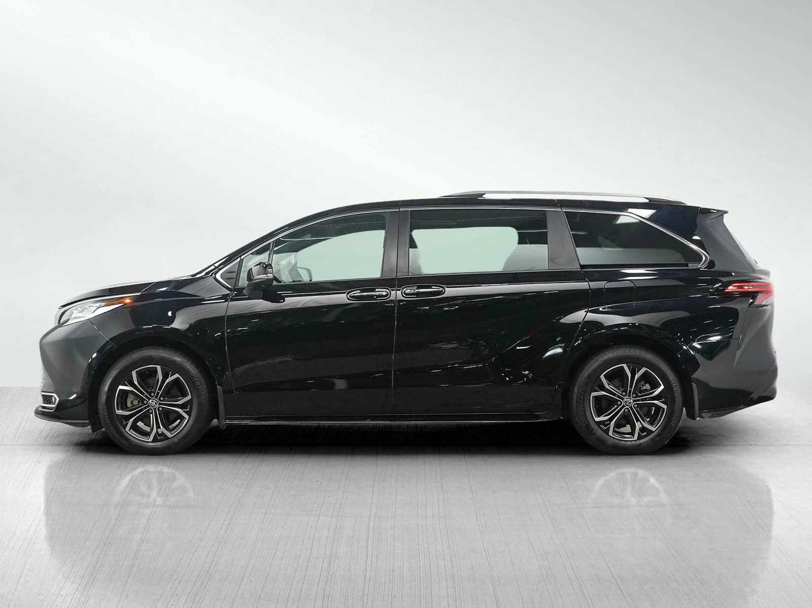 Used 2025 Toyota Sienna LE with VIN 5TDGSKFC9SS209291 for sale in Burnsville, Minnesota
