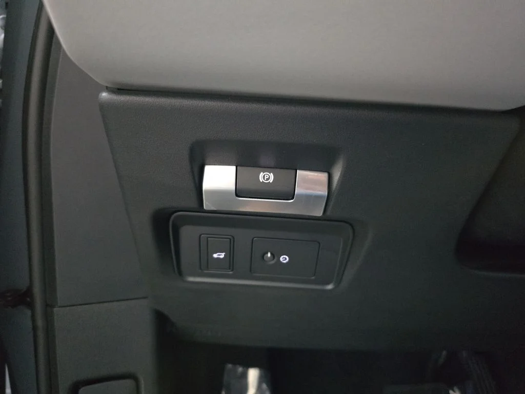 Used 2023 Nolita Gray Metallic Land Rover SE image 27