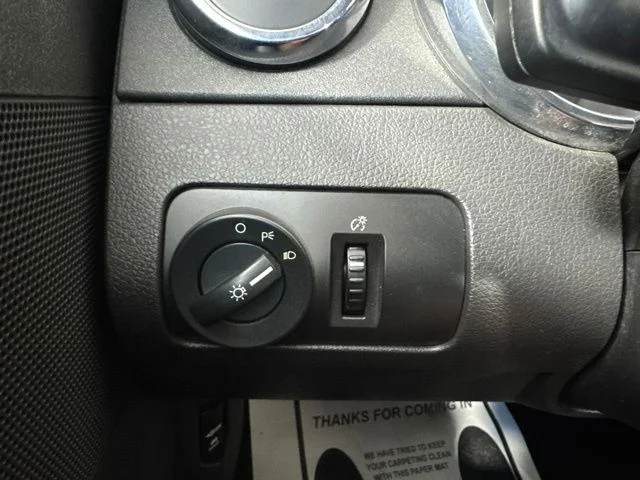 Used 2005 Red Ford V6 image 17